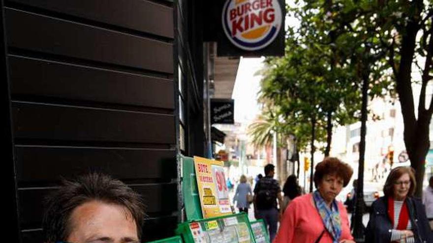 El cuponero Luis Nelson Obaya, ayer, en su puesto de venta de la calle Corrida.