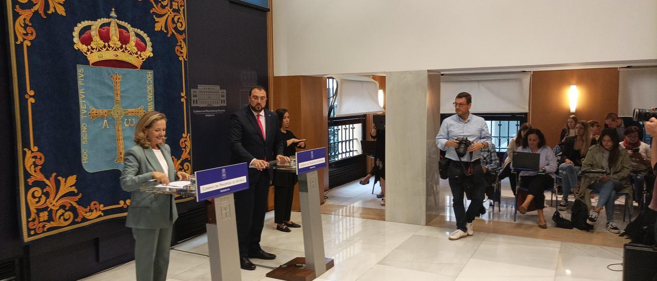 Nadia Calviño y Adrián Barbón, esta mañana, en Oviedo.