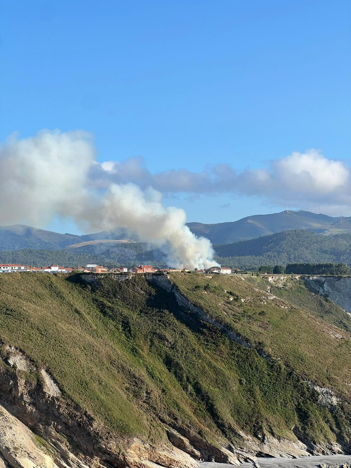 El incendio de Oviñana, visto a distancia