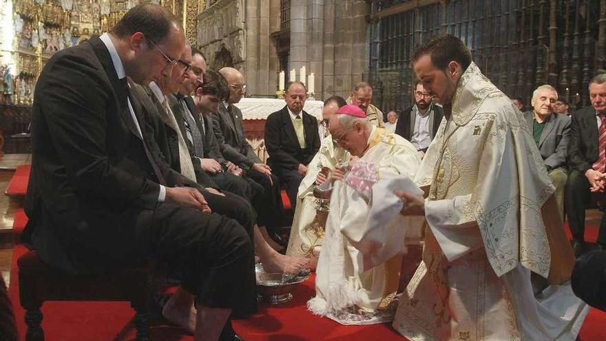 El obispo, Leonardo Lemos, arrodillado durante el Lavatorio de Pies a doce fieles que emularon los 12 apóstoles. // I.Osorio