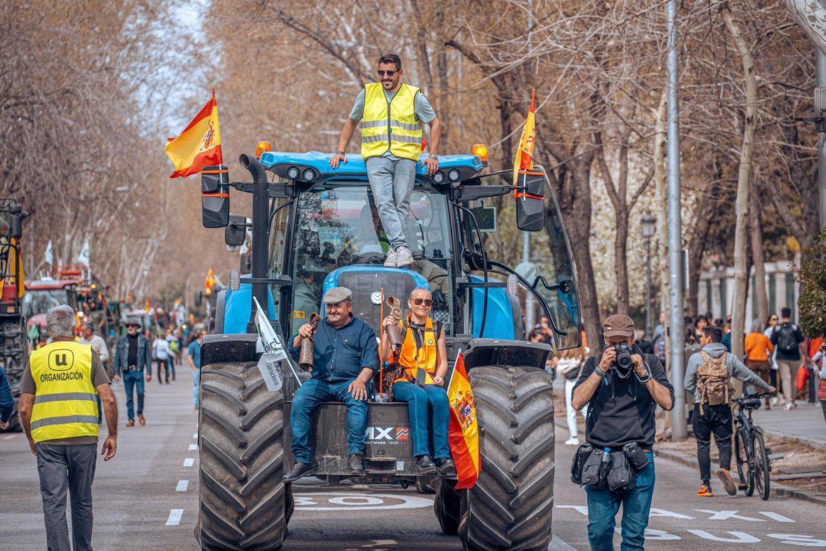 Varios agricultores subidos a un tractor durante una nueva jornada de protestas de agricultores y ganaderos, a 17 de marzo de 2024, en Madrid (España).
