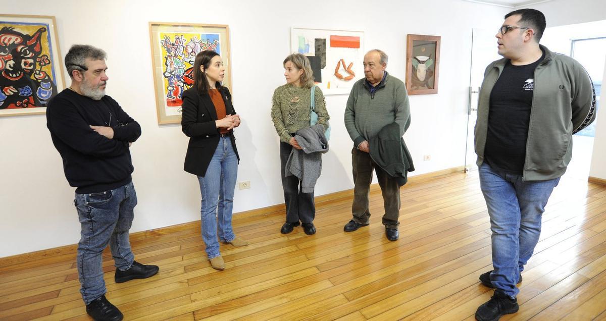 Participantes en la visita a la colectiva que se puede visitar en el museo hasta el 18 de abril.  | BERNABÉ/JAVIER LALÍN
