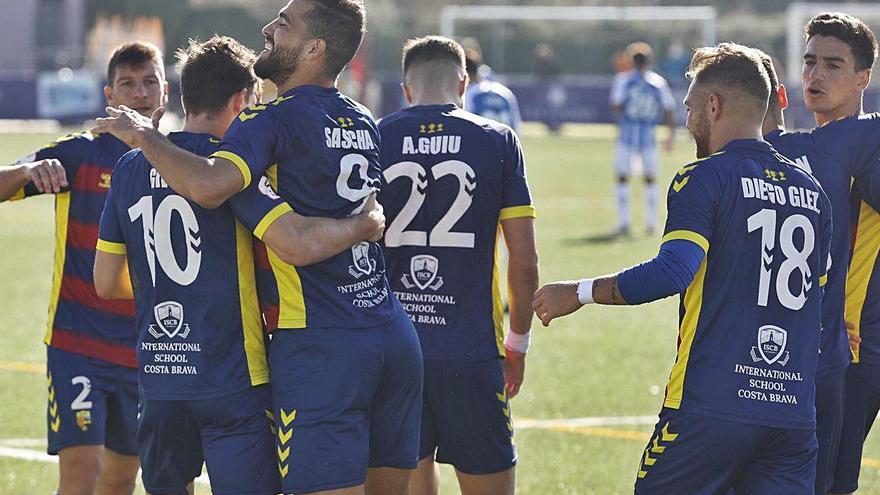 Els jugadors del Llagostera celebren un gol contra l&#039;Espanyol B.