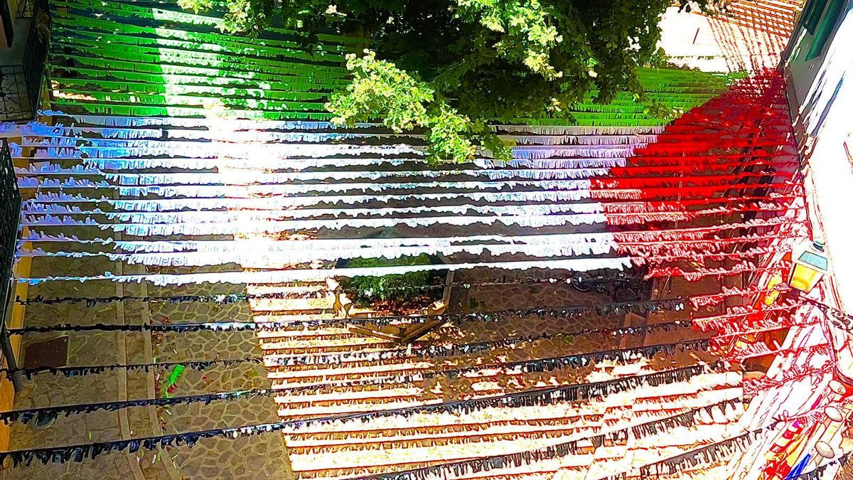 'Paperí' con los colores de la bandera palestina en la plaza del Ayuntamiento de Esporles
