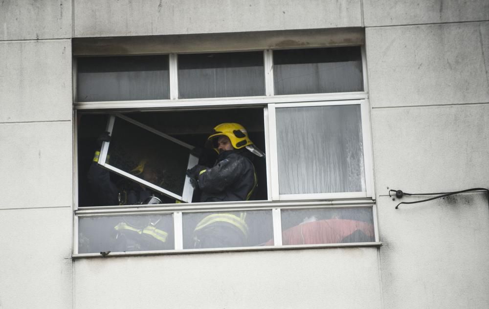 Los bomberos rescatan una niña y su padre en un incendio en un piso del Agra do Orzán