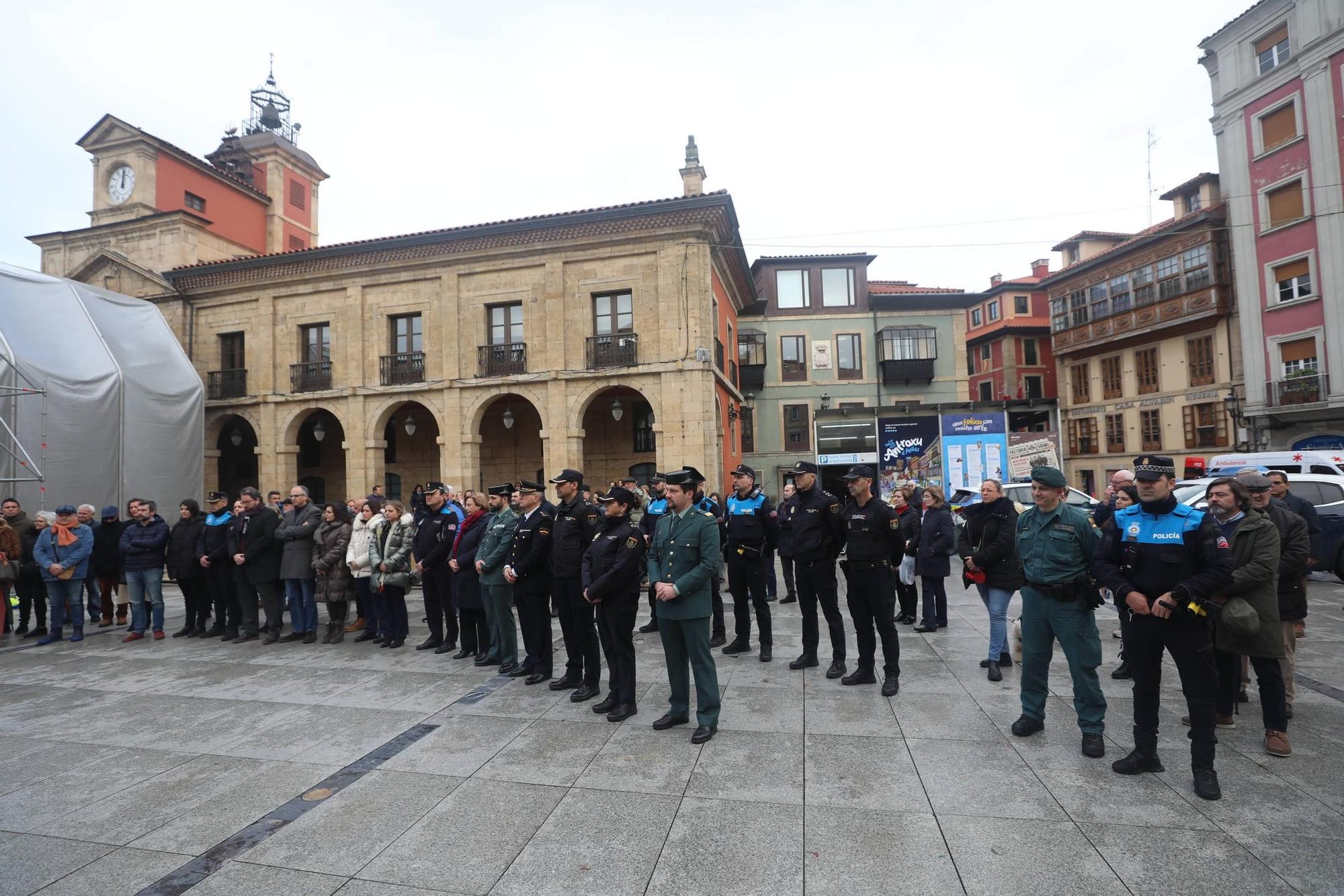 EN IMÁGENES: Avilés se suma al minuto de silencio por el asesinato en acto de servicio de dos guardias civiles en Barbate