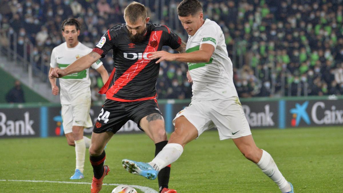 Esteban Saveljich, junto a Guido Carrillo, durante el Elche-Rayo de la temporada pasada