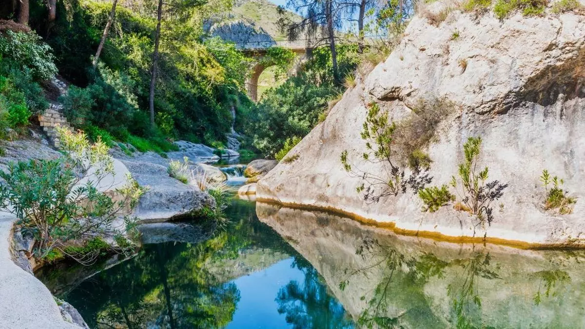 Entre Alicante y Valencia: así es la piscina natural de aguas cristalinas y frías que está rodeada de barrancos
