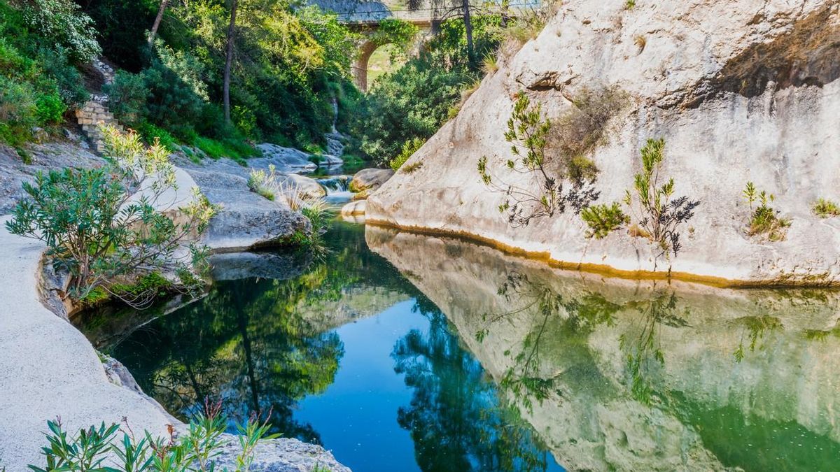 Entre Alicante y Valencia: así es la piscina natural de aguas cristalinas y frías que está rodeada de barrancos