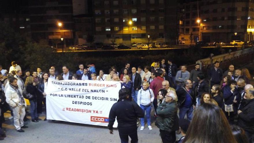 Protesta por tres despidos en la hamburguesería del híper de El Entrego