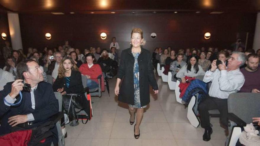 Una vecina desfila entre el público durante la pasarela Vecinit@s, ayer en la biblioteca de Elviña.