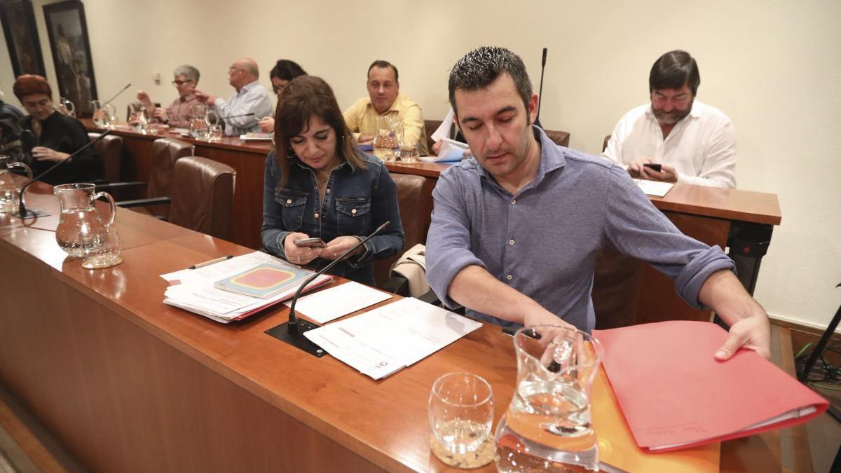 Yolanda Alonso, en el salón de plenos de Avilés junto al portavoz socialista, Manuel Campa.