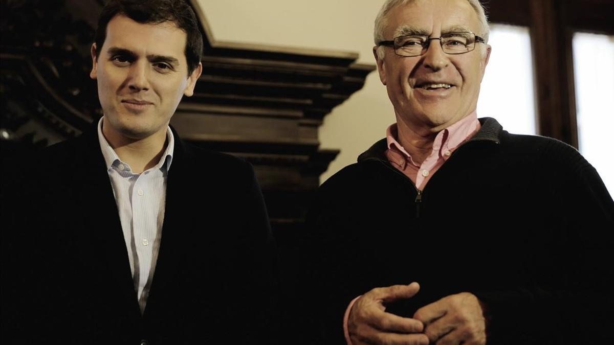 El líder de Ciudadanos, Albert Rivera, recibido por el alcalde de Valencia, Joan Ribó.