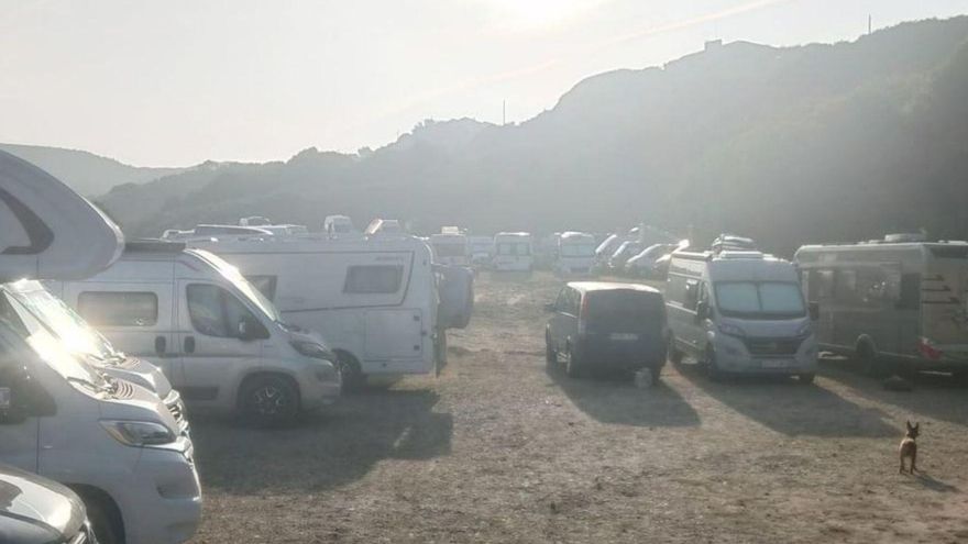 Las autocaravanas inundan Xagó y provocan las críticas