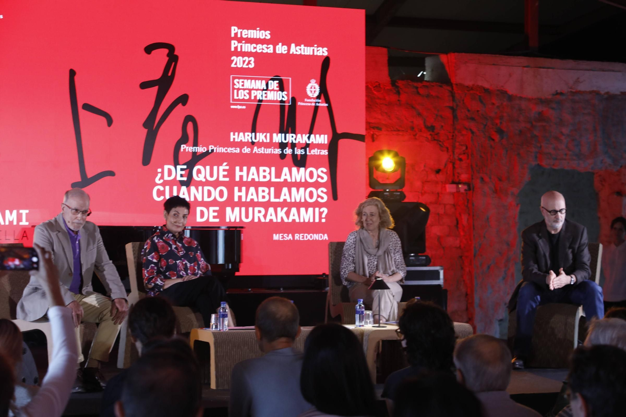 Mesa Redonda "¿De qué hablamos cuando hablamos de Murakami? Murakami en la orilla" en Edificio Tabacalera (Gijón)