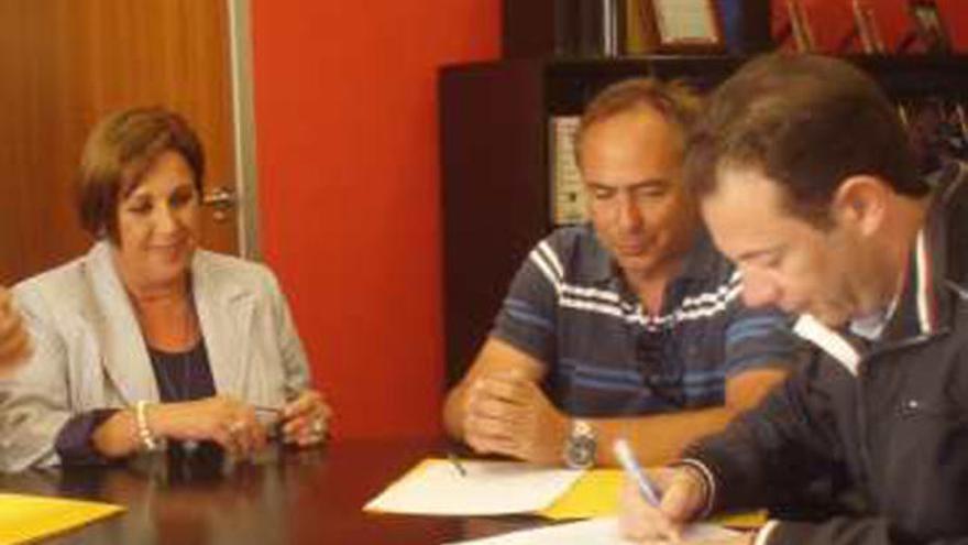 Firma de la adjudicación, ayer.