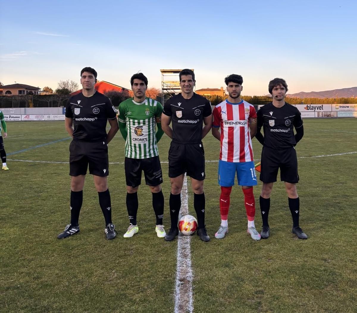 Foto dels capitans amb els àrbitres.