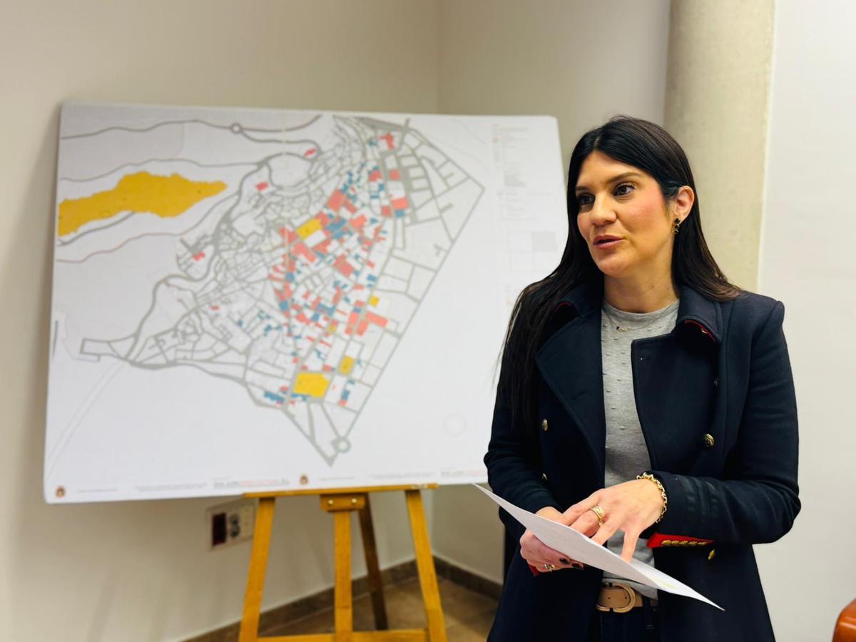 La edil de Urbanismo, María Hernández, daba los detalles de la moción.