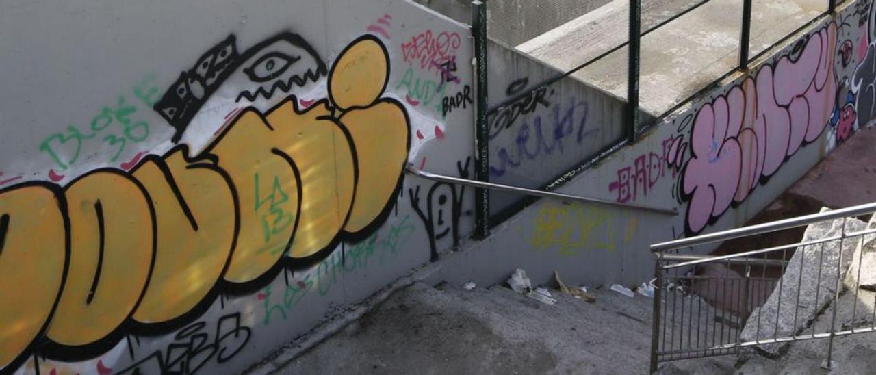 Grafitis en las escaleras de Vigo donde se reunían los “Betas”. |  A.V.