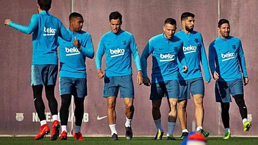 Varios jugadores del Barcelona en el entrenamiento de ayer.