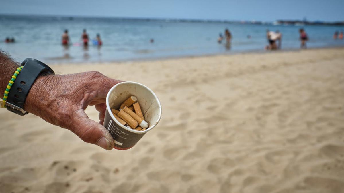 Colillas en la playa de Las Teresitas.