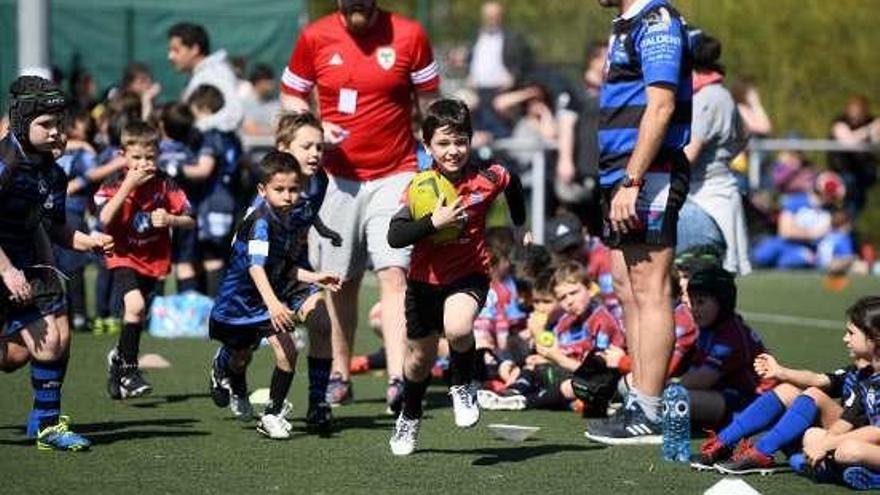 Una jugada de uno de los múltiples partidos de rugby ayer. // G.S.