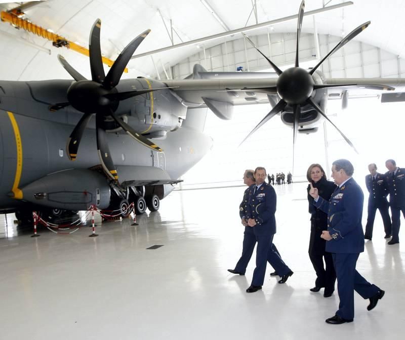 Visita de Cospedal a la Base Aérea de Zaragoza