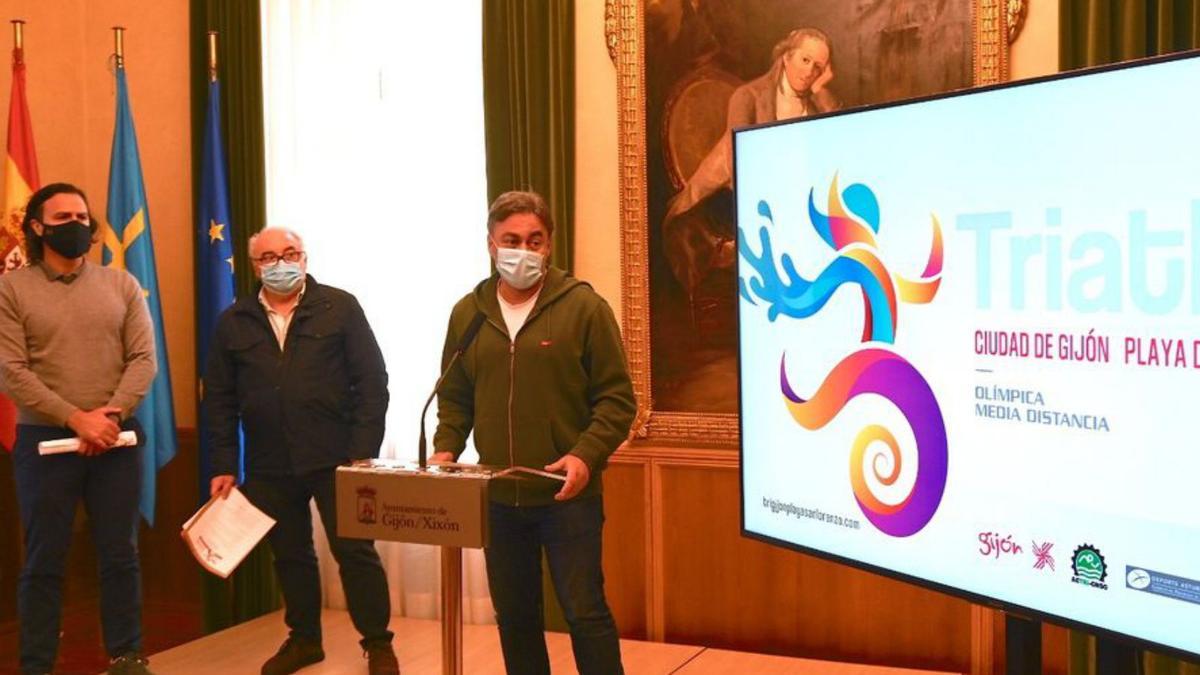 Antonio Virgili, Chema Fernández y José Ramón Tuero en la presentación del Triatlón Ciudad de Gijón. | LNE