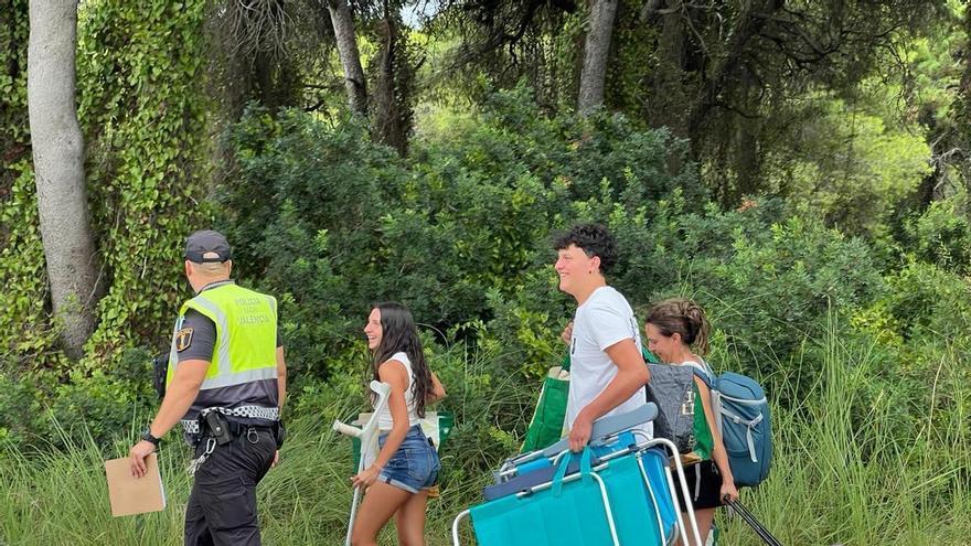 Los vecinos del Saler entran para recoger sus enseres personales