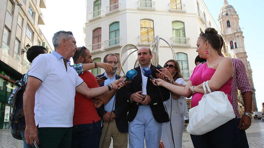 Conejo y Sichar comparecen delante del Museo Taurino.