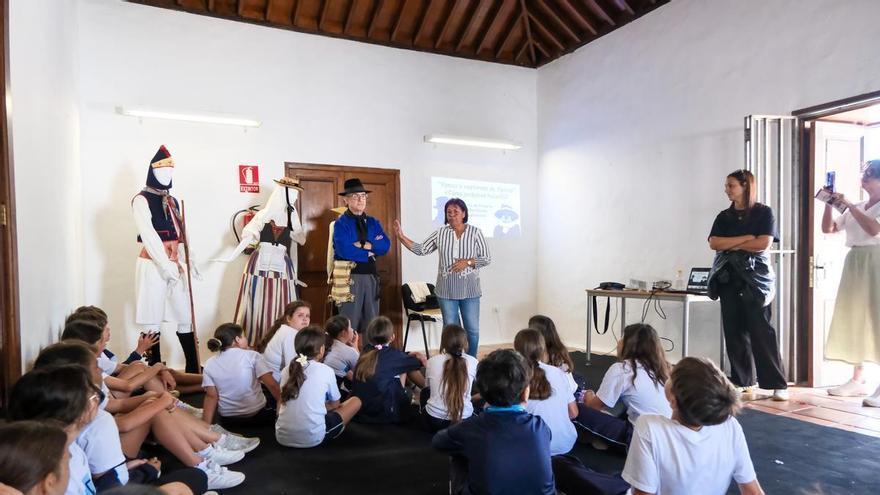 San Bartolomé acerca la vestimenta tradicional canaria a cerca de 200 escolares