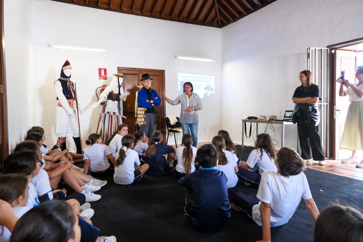 Escolares de San Bartolomé aprenden el valor y uso correcto de la vestimenta tradicional canaria