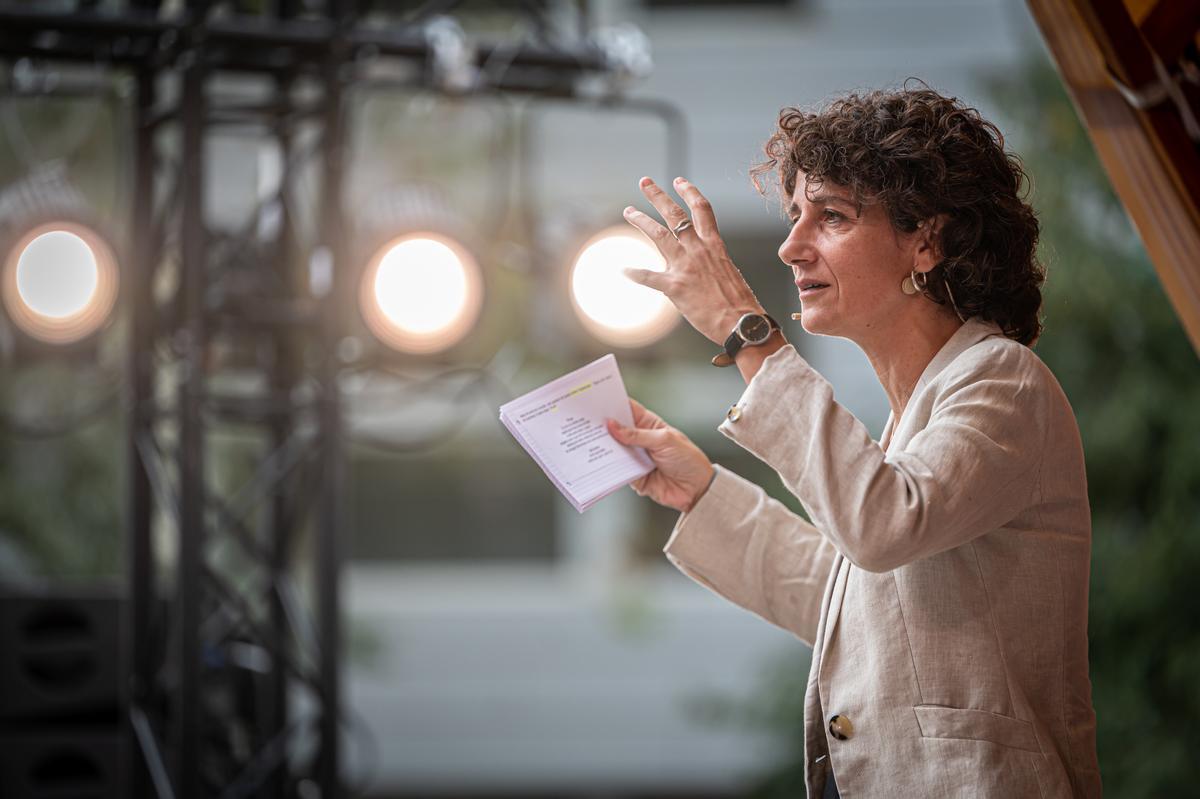 Encuentro entre la filósofa Marina Garcés y varios grupos de secundaria, en el marco de la Bienal de Pensamiento