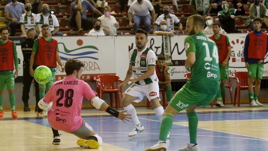 Jesulito pica el balón para hacer el 1-0 en Vista Alegre para el Córdoba Futsal.