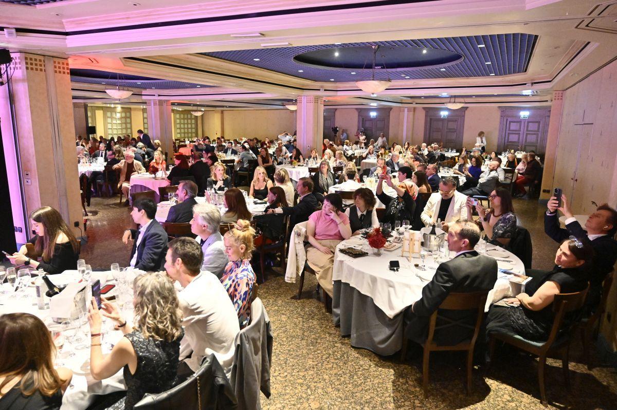 La gala se ha celebrado al estilo de los Globos de Oro, con los asistentes distribuidos en mesas.