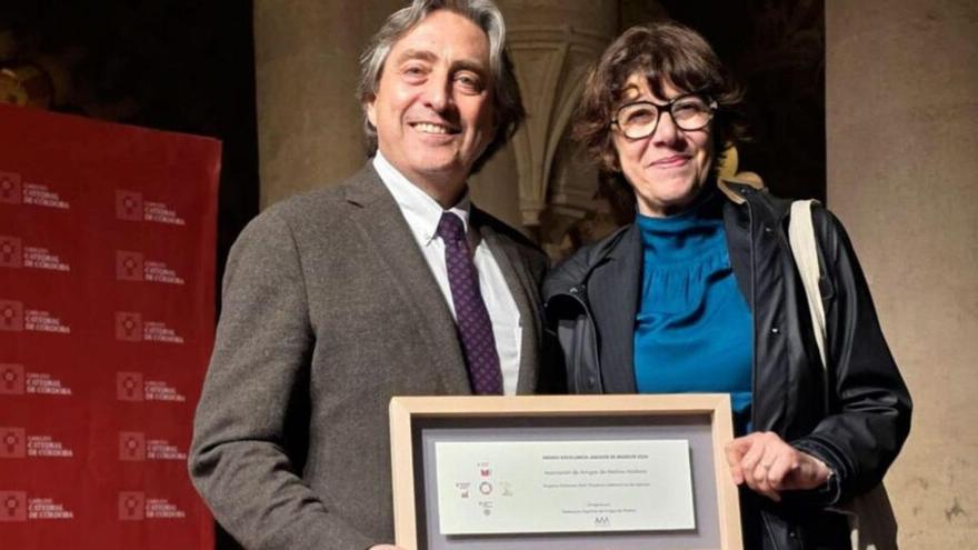 Rafael Mesa le entrega a Ana Zamorano la distinción.