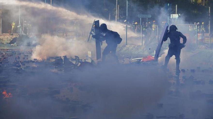 La policía de Hong Kong amenaza con disparar &quot;munición real&quot; si los manifestantes usan &quot;armas letales&quot;