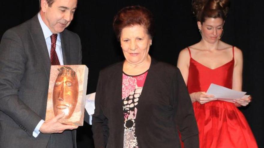 Cipriano García (Caja Rural) premia a Casilda.