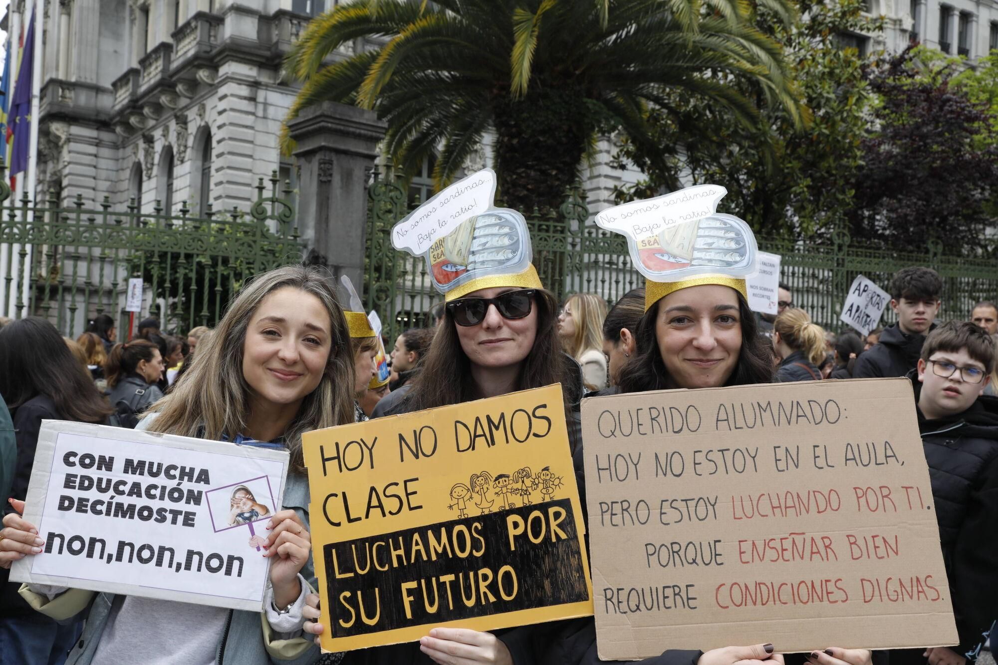 EN IMÁGENES: Nueva manifestación masiva de los docentes, que acabó en la Junta General 