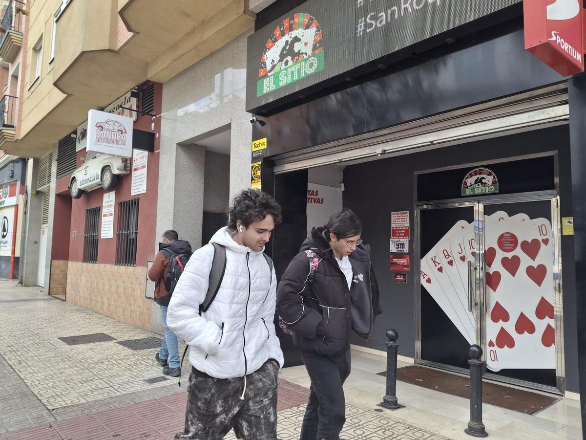 Dos jóvenes pasean por la avenida Ricardo Carapeto, a la altura de la casa de apuestas en la que han robado.