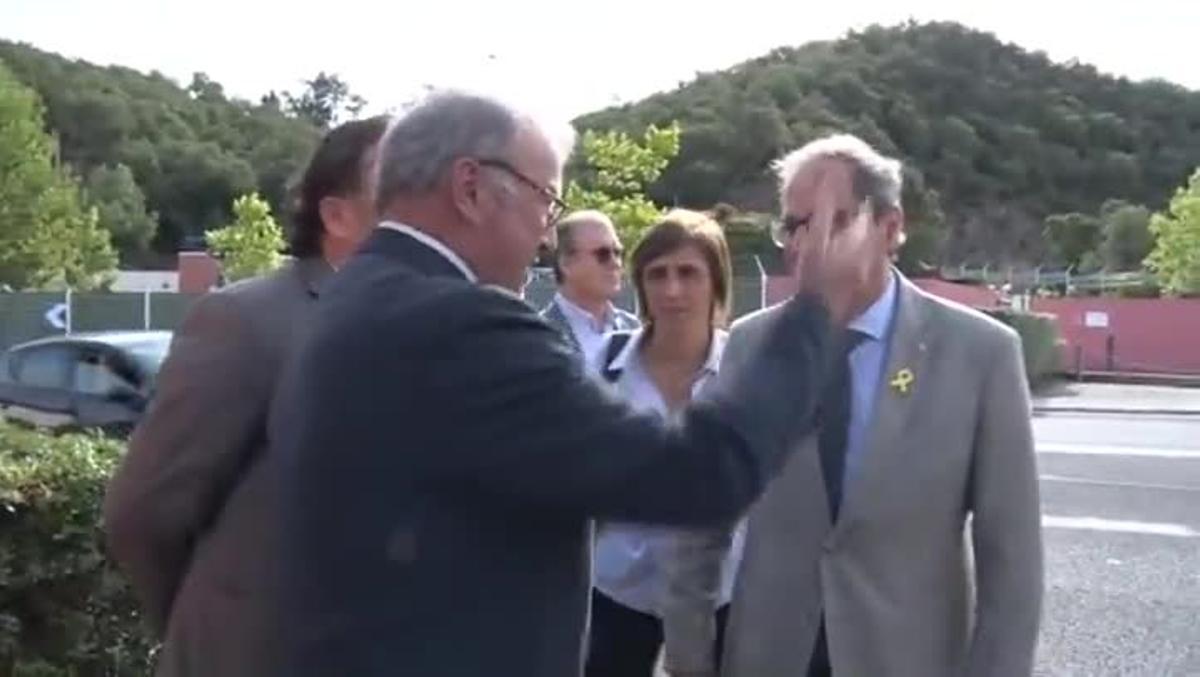 El president de la Generalitat, Quim Torra, hace una ofrenda floral en la tumba de Antoni Rovira i Virgili en el cementirio del Pertús, en Catalunya Nord o Sud de Francia.