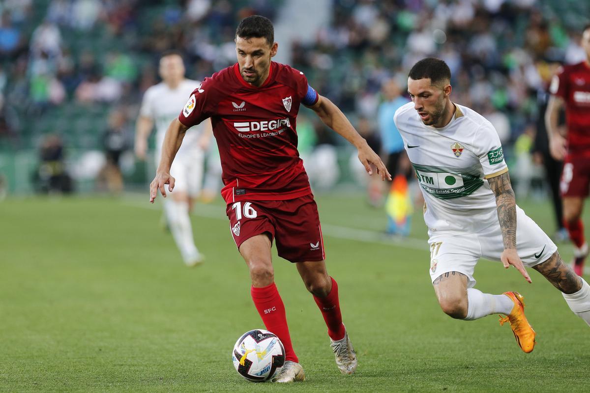 Elche, 24/05/2023.- El defensa del Sevilla, Jesús Navas (i), conduce el balón ante el delantero del Elche, Tete Morente, durante el encuentro correspondiente a la jornada 36 de primera división disputado hoy miércoles en el estadio Martinez Valero de Elche. EFE / Manuel Lorenzo