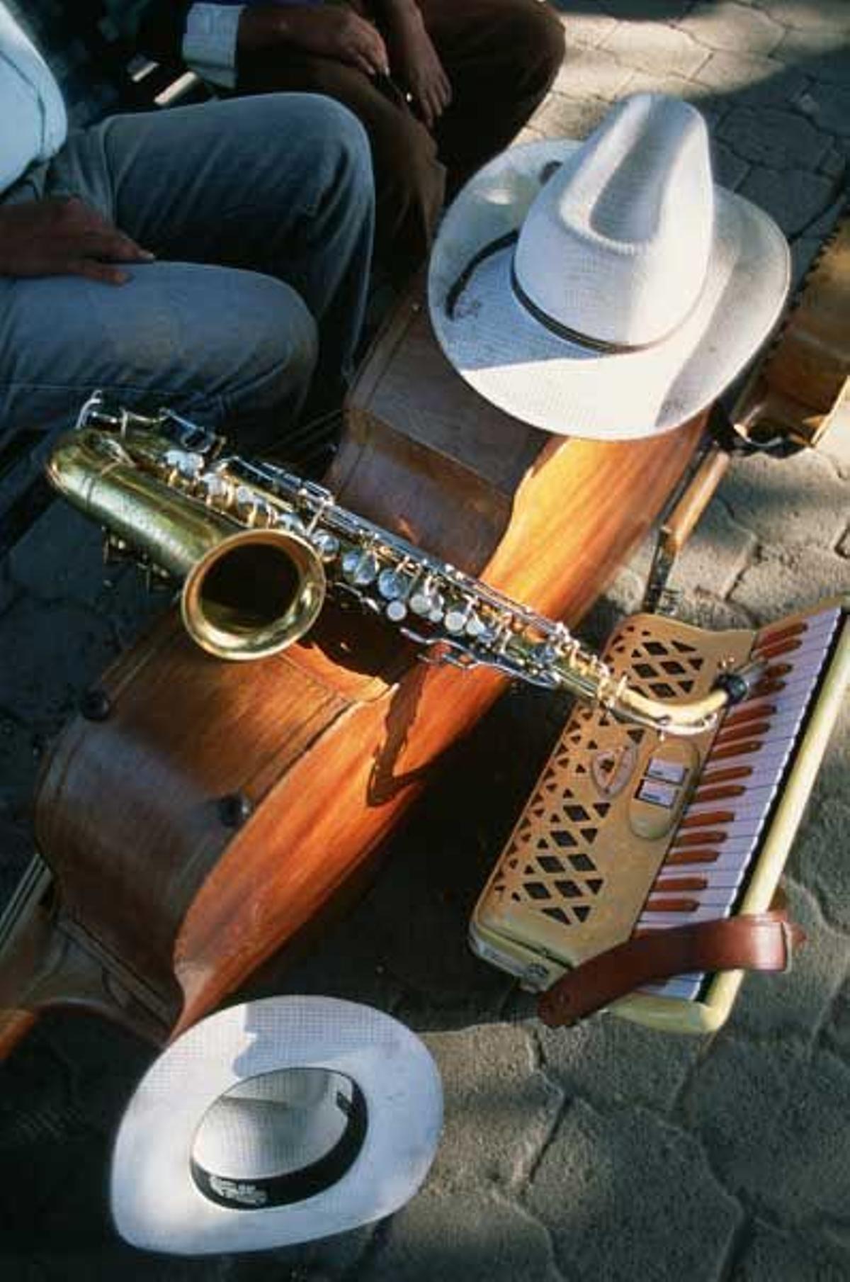 Algunos instrumentos de músicos en la localidad de Chapala.