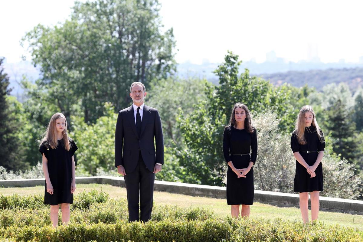 Los Reyes, flanqueados por sus hijas, todos de luto, durante el minuto de silencio en memoria de los fallecidos por la pandemia, el pasado 27 de mayo del 2020.