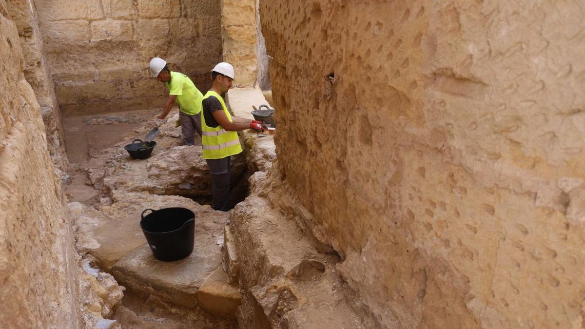 Dos operarios en el Anfiteatro romano. | IVÁN URQUÍZAR