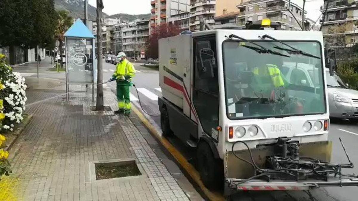 Operaris netejant els carrers de Berga