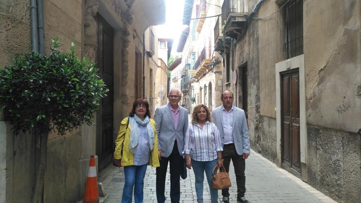 Baltasar Garzón con las candidatas Montserrat Muñoz y Shirley Siles junto al palacete de Jaume Matas.