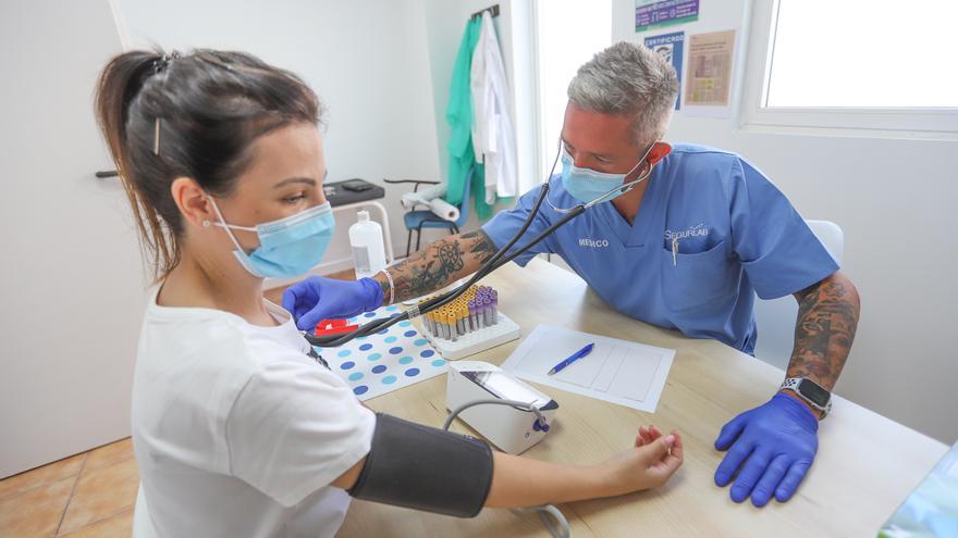 Segurlab lleva la salud a los centros de trabajo con sus unidades móviles