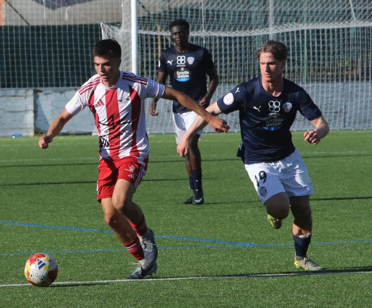 Un jugador del Alondras conduce el balón perseguido por uno del Lugo B. | SANTOS ÁLVAREZ