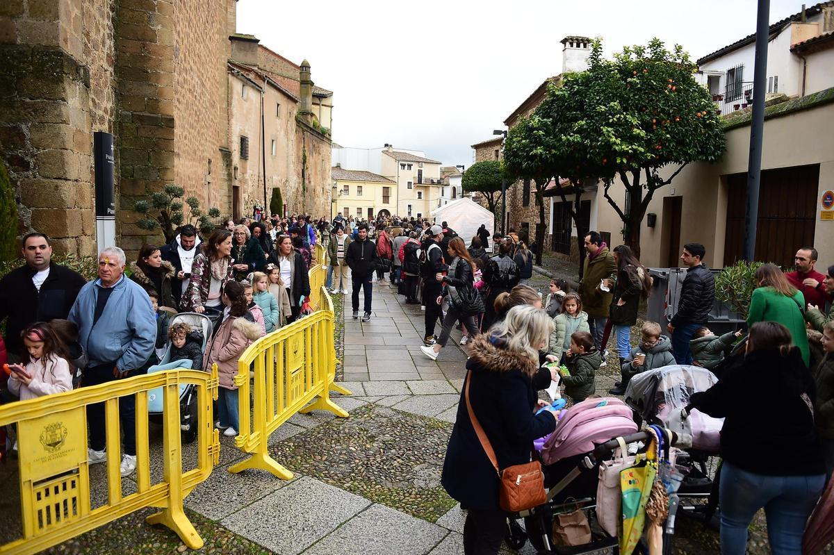 Cola para entregar las cartas a los Reyes Magos en Plasencia.